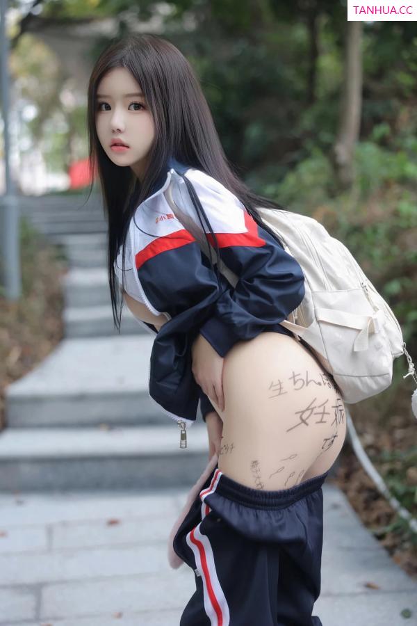   [XiuRen]高清写真图 2024.04.02 No.8335 小薯条nienie 美臀性感第6张图片
